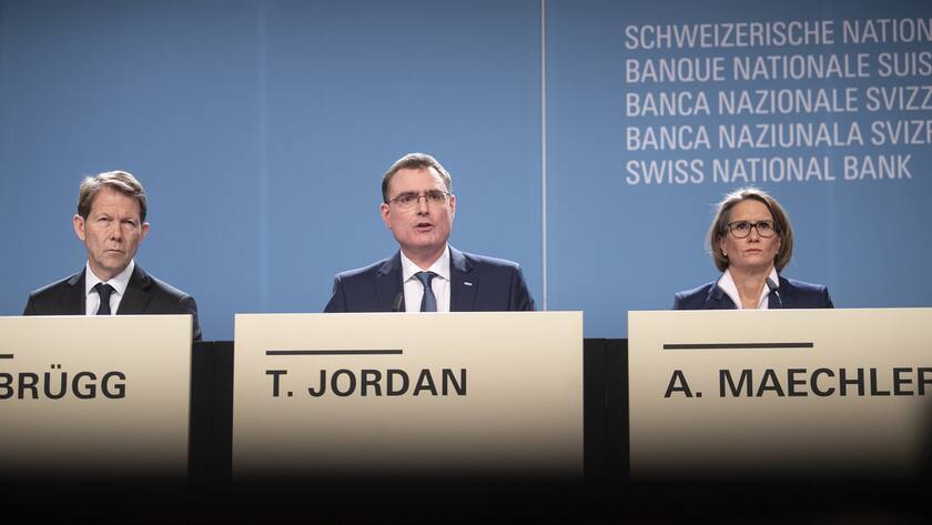 Thomas Jordan, Präsident des Direktoriums der Schweizerischen Nationalbank SNB, Mitte, spricht an der Seite von Fritz Zurbrügg, Vizepräsident des Direktoriums, links, und Andrea Maechler, Mitglied des Direktoriums.