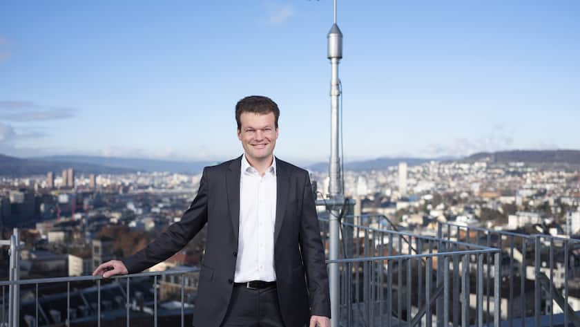 Reto Knutti, Professor fuer Klimaphysik am Departement fuer Umweltsystemwissenschaften der ETH Zuerich, portraitiert auf dem Dach des Instituts fuer Atmosphaere und Klima der ETH Zuerich in Zuerich am 11. Dezember 2018.