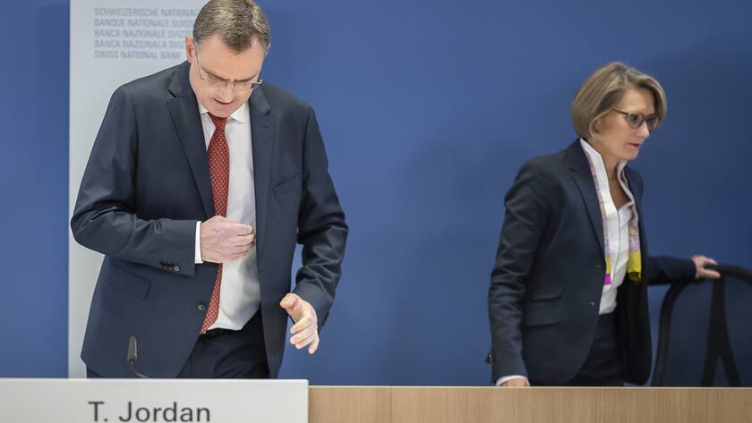 Swiss National Bank's (SNB) Chairman of the Governing Board Thomas Jordan, left, arrives next to Member of the Governing Board Andrea Maechler, right, during a media briefing at the Swiss National Bank in Zurich, Switzerland, on Thursday, September 22, 2022. (KEYSTONE/Michael Buholzer).