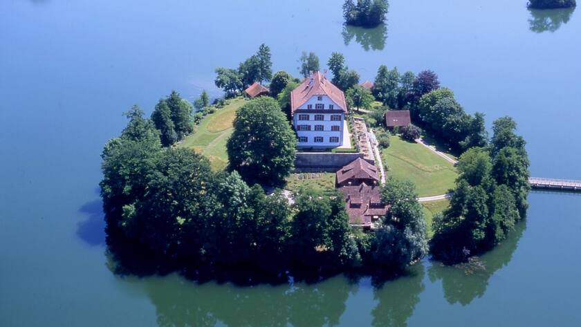 Luftaufnahme vom Schloss Mauensee