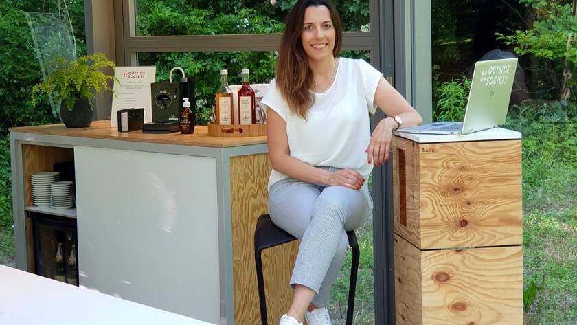 Evelyne Schmid, aufgenommen in einem Glaskubus im Berner Zehendermätteli-Quartier.