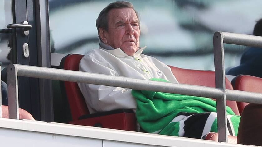 Hannover, EX Bundskanzler Gerhard Schroeder in der HDI Arena beim Spiel Hannover 96 gegen Darmstadt, *** Hanover, EX Federal Chancellor Gerhard Schroeder in the HDI Arena at the Hannover 96 match against Darmstadt,