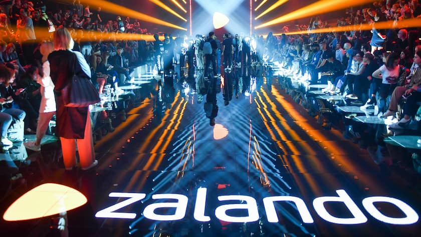 ARCHIV - 01.09.2017, Berlin: Gâ°ste kommen auf dem Modefestival Bread & Butter zur Show des Labels Zalando. (Zu dpa "Zalando will f¸nf Prozent des europâ°ischen Modemarktes erobern" vom 01.03.2018) Foto: Jens Kalaene/dpa-Zentralbild/dpa +++ dpa-Bildfunk +++ (KEYSTONE/DPA/Jens Kalaene)