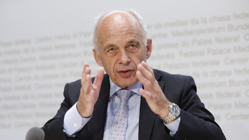 Bundesrat Ueli Maurer spricht waehrend einer Medienkonferenz des Bundesrates ueber die Situation des Coronavirus, am Mittwoch, 22. April 2020 in Bern. (KEYSTONE/Peter Klaunzer)