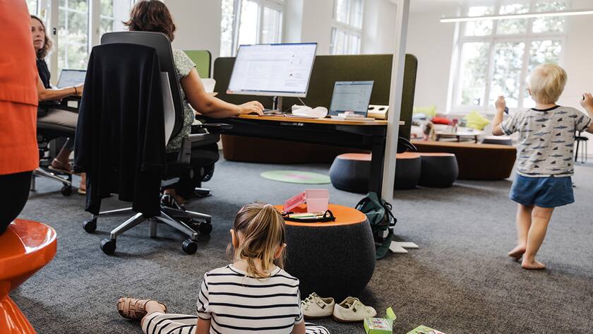 Vevey, 25 juillet 2023. Nestlé Suisse a mis en place un espace de travail en hot desk où ses collaborateurs-trices peuvent se rendre avec leurs enfants âgés de 5 ans et plus. Vu comme une solution de dépannage temporaire, le lieu offre un espace de détente et de jeu à l'enfant pendant que le parent peut se concenter sur son travail. © Niels Ackermann / Lundi13