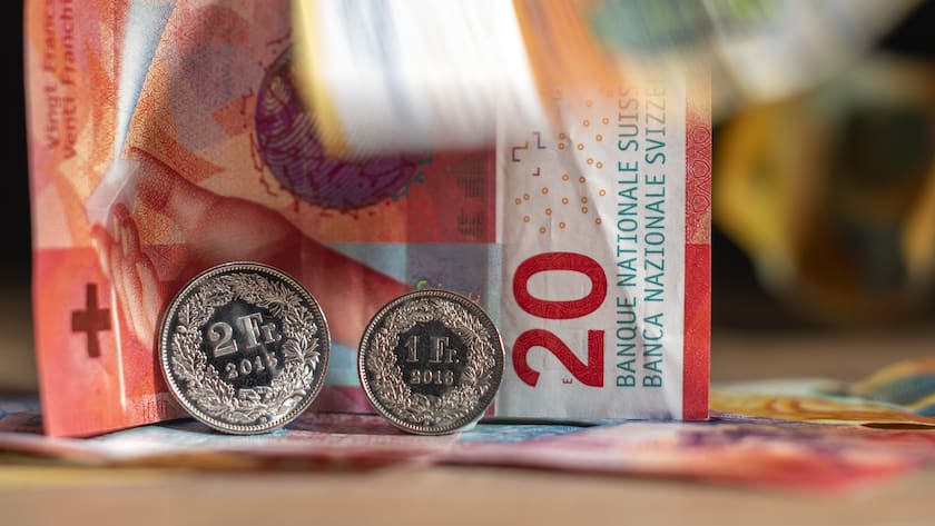 Banknoten und Muenzen im Bild