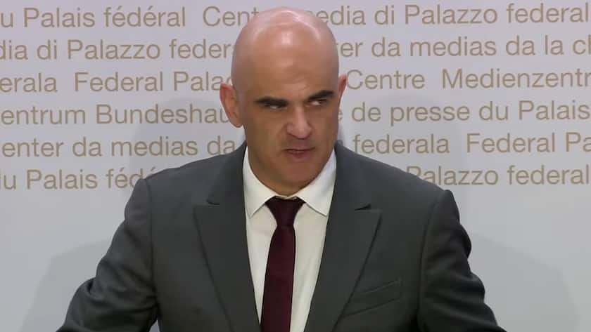 Bundesrat Berset informiert an der Medienkonferenz.