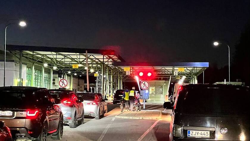 Autos stauen sich an der russisch-finnischen Grenze: Viele Russen flüchten in die EU.