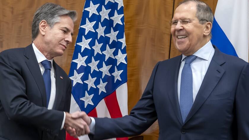 US-Aussenminister Antony Blinken (links) spricht mit Sergej Lawrow