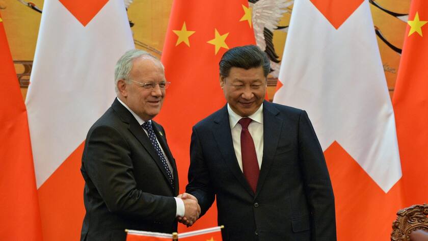 epa05249415 Swiss Federal President Johann Schneider-Ammann (L) and Chinese President Xi Jinping (R) shake hands at the end of a signing ceremony at the Great Hall of the People in Beijing, China, 08 April 2016. The Swiss official is on an official visit and is expected to meet with Chinese counterparts to boost bilateral ties. EPA/KENZABURO FUKUHARA / POOL