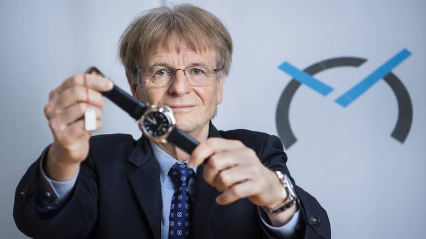 Jean-Daniel Pasche, Präsident des Verbands der Schweizerischen Uhrenindustrie (FH), posiert in Biel mit einer Uhrenkopie.