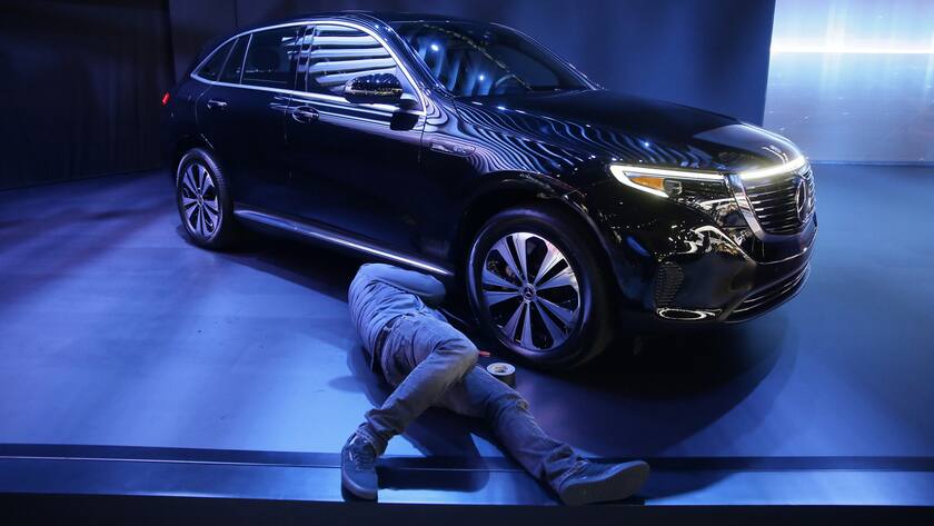 Ein Mechaniker arbeitet unter dem EQC, dem neuen, vollelektrischen Mercedes-Benz, vor der Pressekonferenz in an der AutoMobility LA im Los Angeles Convention Center in Los Angeles.