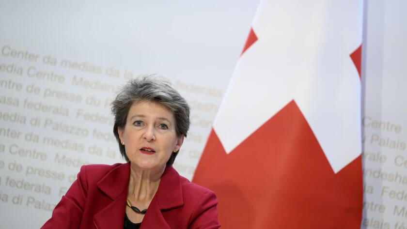 Bundesraetin Simonetta Sommaruga spricht an einer Medienkonferenz ueber die Ukraine Krise, am Freitag, 4. Maerz 2022 in Bern. (KEYSTONE/Anthony Anex)