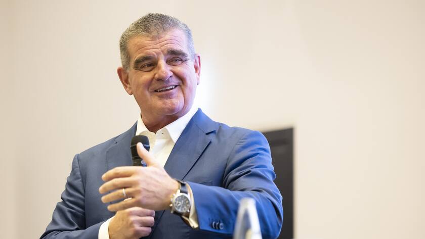 Peter Spuhler spricht an einem Medienanlass in der Swiss Life Arena am Sonntag, 2. Oktober 2022 in Zuerich. (KEYSTONE/Michael Buholzer)