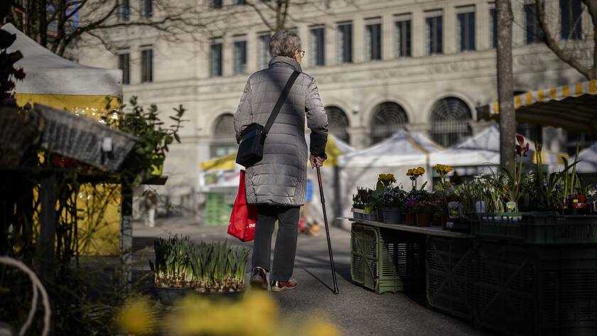 Ältere Frau am Markt: Braucht es mehr Geld für die Rente?