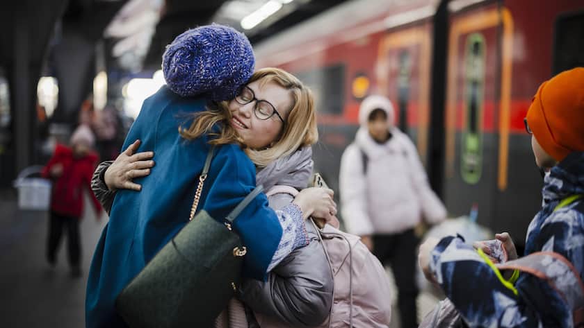 Eine Frau aus der Ukraine wird mit einer Umarmung in Empfang genommen am Hauptbahnhof Zürich.