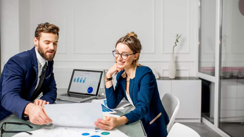 Geschäftsmann und Geschäftsfrau in einer Besprechung