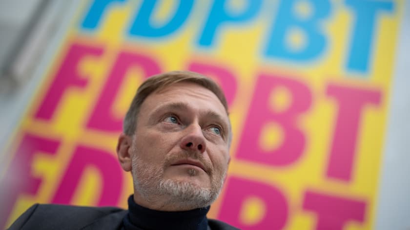 05.11.2024, Berlin: Christian Lindner (FDP), Bundesminister der Finanzen, wartet auf den Beginn der Sitzung der Bundestagsfraktion. Foto: Michael Kappeler/dpa +++ dpa-Bildfunk +++ (KEYSTONE/DPA/Michael Kappeler)