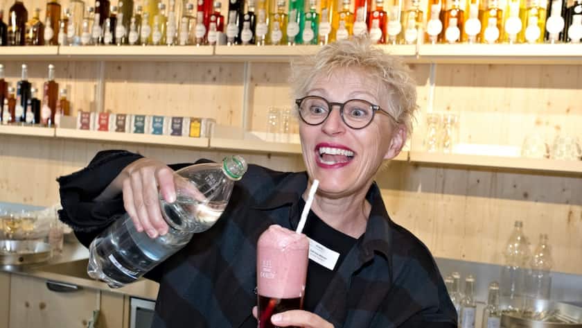 Gabriela Manser, VRP, Goba AG, mixt einen Drink "Ewigi Liebi"