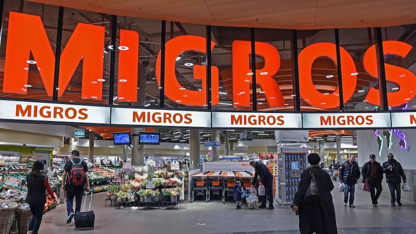 In Migros veritas? Diese drei Dinge müssen Duttis Erben bedenken ARCHIVBILD ZUM UMSATZ DER MIGROS IM JAHR 2020, AM DIENSTAG, 19. JANUAR 2021 - Das Migros Logo beim Ladeneingang, fotografiert am Samstag, 17. Februar 2018, am Flughafen Zuerich. (KEYSTONE/Melanie Duchene)