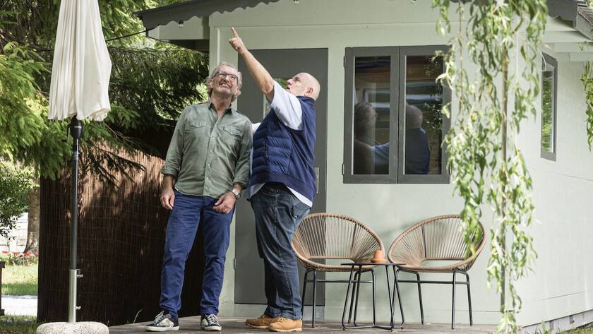 LAUTERBRUNNEN, 22.6.2021. Rene Mueller und Jan Vyscocil, Gruender Camping Lodge, auf dem Jungfrau Camping mit dem Staubbachfall im Hintergrund. Foto: Daniel Rihs / 13 Photo