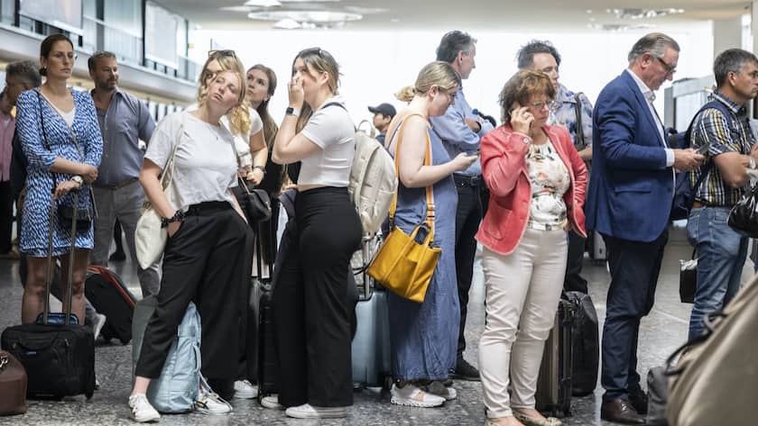 Wartende Passagiere am Flughafen Zürich. Flugreisen sind im Sommer 2022 eine Geduldsprobe