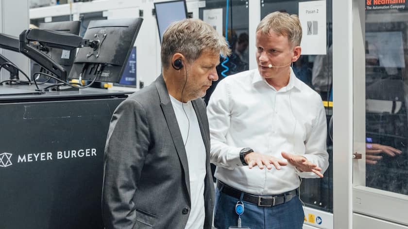 Bundeswirtschaftsminister Robert Habeck ( Buendnis 90 / Die Gruenen ) besucht am 29.07.2022 die Produktion des Solarzellen - Herstellers Meyer Burger in Thalheim / Bitterfeld - Wolfen - Foto: Oliver Killig