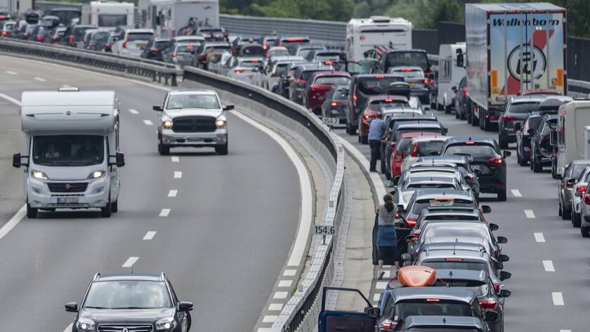 Der Reiseverkehr von dem Gotthard Tunnel in Richtung Sueden zwischen Goeschenen und Erstfeld staute sich bis auf 15 Km laenge, am Samstag, 23. Juli 2022 in Erstfeld.(KEYSTONE/Urs Flueeler).