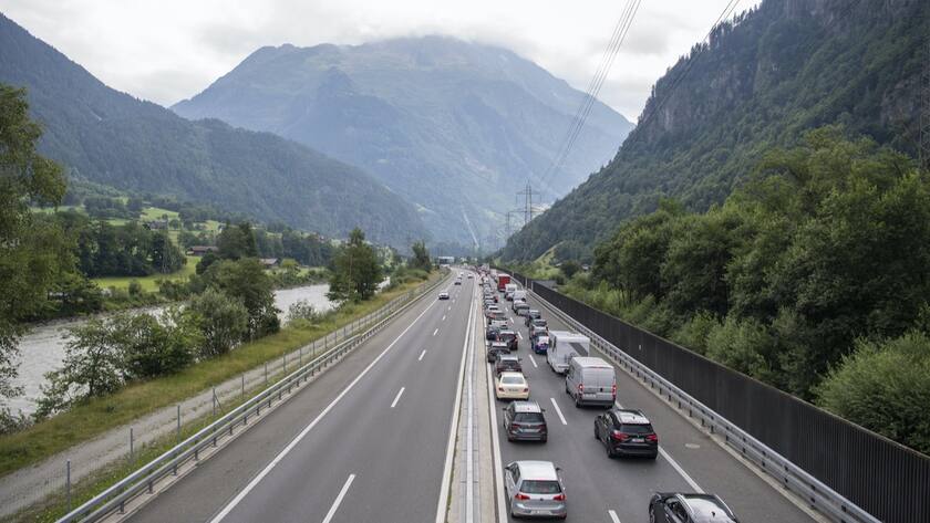 Der Reiseverkehr von dem Gotthard Tunnel in Richtung Sueden zwischen Goeschenen und Erstfeld staute sich bis auf 15 Km laenge, am Samstag, 23. Juli 2022 in Erstfeld.(KEYSTONE/Urs Flueeler).
