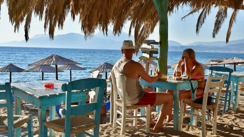 Covered Bonds sind attraktiver denn je Paar am Schatten in einer Strandbar auf Kreta