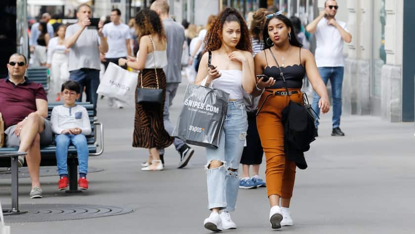 Foto Manuel Geisser 23.5.2020 Z¸rich : Jugendliche Frauen in Shoppinglaune Bahnhofstrasse Z¸rich *** Photo Manuel Geisser 23 5 2020 Zurich Young women in shopping mood Bahnhofstrasse Zurich PUBLICATIONxNOTxINxSUI