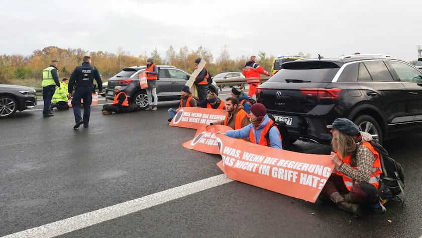 Bereits vor einer Woche blockierten die Aktivisten der «Letzten Generation» die Zufahrt zum Flughafen BER.
