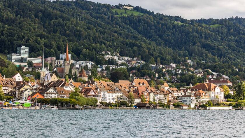 Blick ¸ber den Zugersee auf die Zuger Altstadt mit den Kircht¸rmen und den alten Hâ°usern. Zug, Schweiz, 10.09.2022