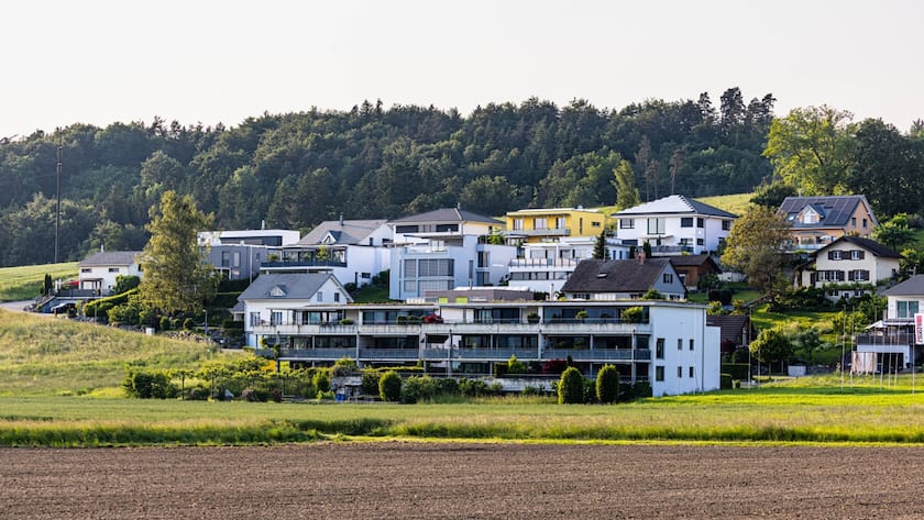 Die Mieten für ausgeschriebene Wohnungen in der Schweiz sind im Oktober weiter angestiegen.
