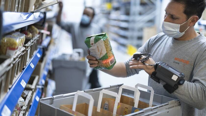 Ein Mitarbeiter stellt eine Kundenbestellung in einem Lager-, Logistik- und Distributionszentrum von Migros Online zusammen, fotografiert am 3. Juni 2021 in Pratteln, Kanton Basel-Landschaft. (KEYSTONE/Gaetan Bally)
