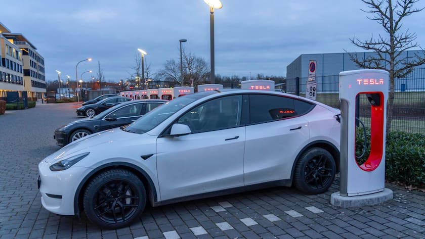 Teslas an einer Ladestation in Deutschland: E-Autos haben gerade einen schweren Stand.