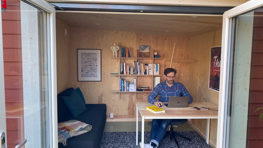 Alexander Gligorijevic: An meinem Schreibtisch steht der Konferenzstuhl Långfjäll von Ikea.