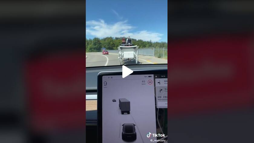 Der Tesla zeigt die Kutsche vor sich als Lastwagen an.