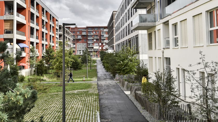Eine Allee des Öko-Viertels Les Vergers am Montag, den 28. September 2020 in Meyrin. Ein neues Lebensmittelprojekt, „La Feve“, wird in diesem neu errichteten Viertel in der Nähe von Geneve entstehen. (KEYSTONE/Theophile Bloudanis)