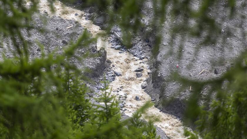 Das Wasser des Flusses Lonza fliesst über Schlamm und Stein, nachdem sich auf den letzten Häusern des Dorfes Blatten in der Schweiz ein See gebildet hat, nachdem eine gewaltige Lawine, ausgelöst durch den Zusammenbruch des Birkengletschers, auf den Talboden niederging und das Dorf Blatten zerstörte