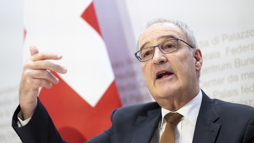 Bundesrat Guy Parmelin spricht an einer Medienkonferenz zum Mietrecht ueber die Aenderung des Obligationenrechts (Mietrecht: Untermiete) und Aenderung des Obligationenrechts (Mietrecht: Kuendigung wegen Eigenbedarfs), am Dienstag, 15. Oktober 2024, im Medienzentrum Bundeshaus in Bern.