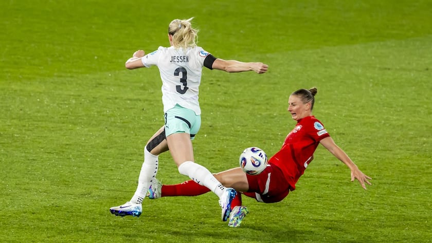 Islands Sandra Jessen, links, kämpft um den Ball gegen die Schweizerin Julia Stierli, rechts, während des UEFA Women's EURO 2025 Gruppe A Fussballspiels zwischen der Schweiz und Island im Wankdorf Stadion in Bern, Schweiz, am Sonntag, 6. Juli 2025.