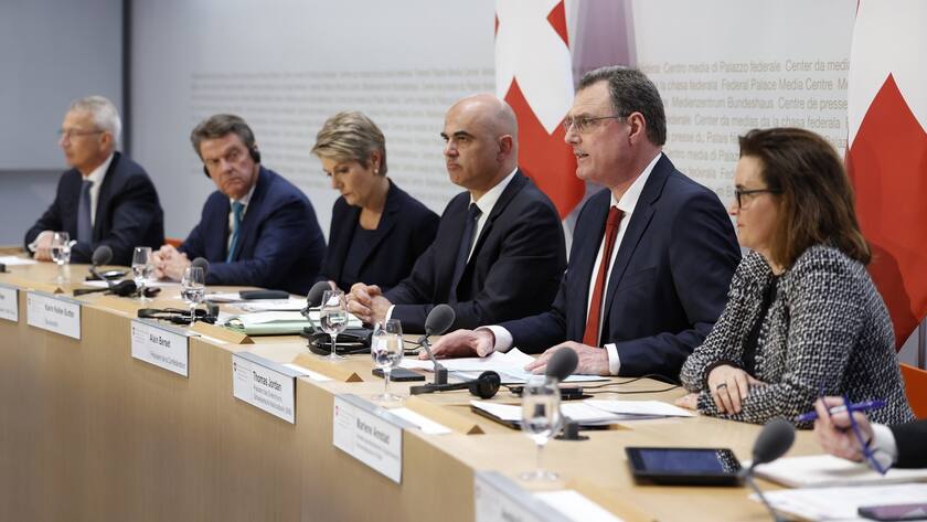 Medienkonferenz vom 19.03.23 in Bern: Axel Lehmann, damaliger VRP Credit Suisse, Colm Kelleher, VRP UBS, Finanzministerin Karin Keller-Sutter, damaliger Bundespräsident Alain Berset, Thomas J. Jordan, damaliger SNB-Präsident , und Finma-Präsidentin Marlene Amstad.