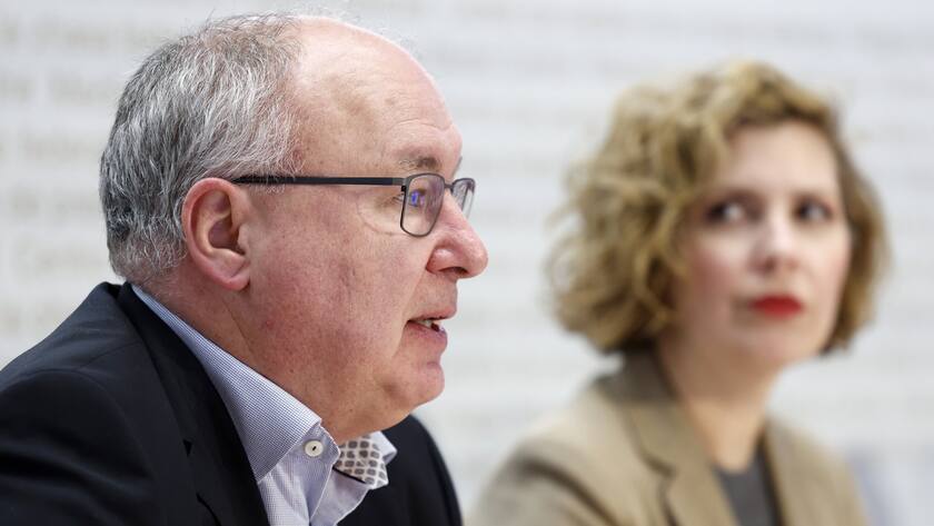 Pierre-Yves Maillard, Staenderat SP-VD, spricht neben Melanie Mettler, Nationalraetin GLP-BE, waehrend einer Medienkonferenz des Komitees "Nein zur Renteninitiative", am Dienstag, 16. Januar 2024 in Bern. (KEYSTONE/Peter Klaunzer)