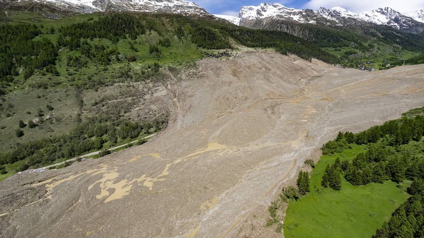 Eine Luftaufnahme, die einen Tag nach einer massiven Lawine aufgenommen wurde, die durch den Abbruch des Birchgletschers ausgelöst wurde, zeigt die Zerstörung, die sie angerichtet hat, als sie auf den Talboden stürzte und das Dorf Blatten in der Schweiz zerstörte, Donnerstag, 29. Mai 2025.