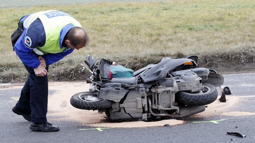 Ein Gendarm der Genfer Polizei untersucht den Roller des Rollerfahrers, der am Dienstag, den 15. Dezember 2015, in Cartigny bei Genf auf der Route de Chancy nach einem Frontalzusammenstoss mit einem Auto ums Leben gekommen ist.