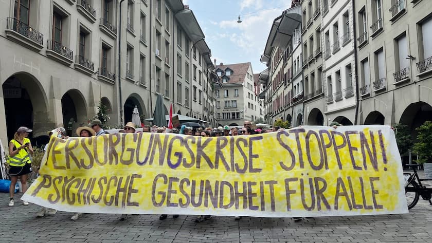 Mehrere tausend Personen haben am Samstag, 16. August 2025, in Bern fuer eine funktionierende psychotherapeutische Versorgung demonstriert. Sie machten auf lange Wartefristen, fehlende Therapieplaetze und die unsichere Tarifstruktur aufmerksam.