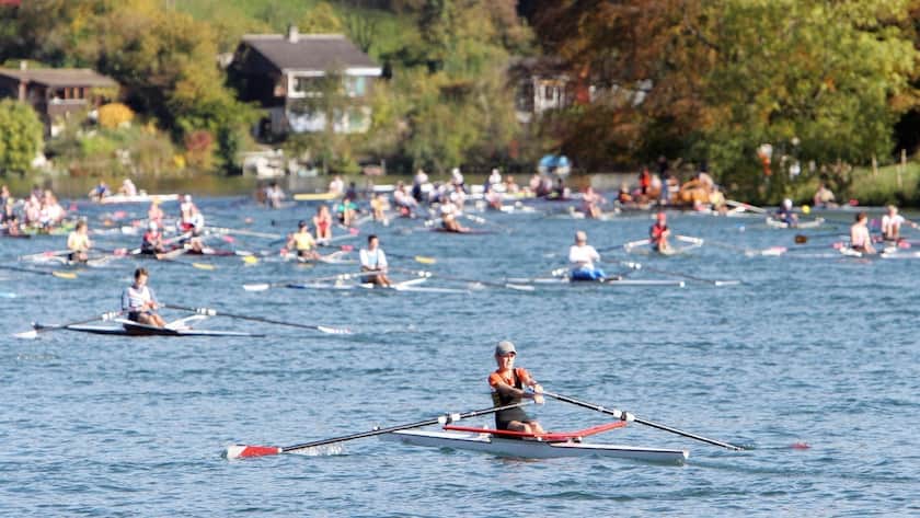 Ruderer auf dem Wohlensee bei Bern
