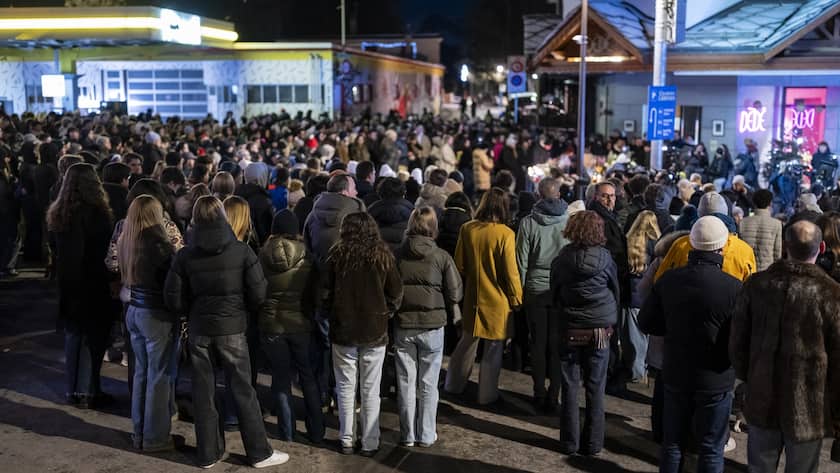 Mehrere hundert Trauernde haben sich am Neujahrsabend in Crans-Montana versammelt, um der Opfer des Brandes zu gedenken.