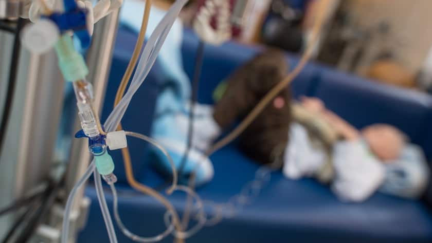 Ein kleiner Junge, der an Leukämie erkrankt ist, erhält in einem Kinderkrankenhaus im Rahmen einer Chemotherapie eine Infusion.